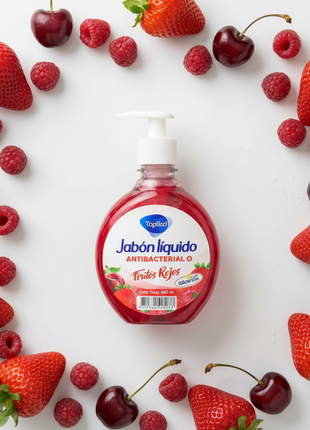 Tópico jabón líquido antibacterial frutas rojas – flat lay con fresas y frambuesas – aroma frutal intenso