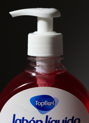 Tópico jabón líquido frutas rojas – detalle dispensador y etiqueta – fórmula antibacterial premium