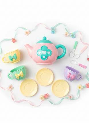 Shun Kai Tea Party Set flat lay tetera tazas platitos cucharitas colores pastel