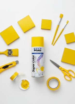 TEK BOND Super Color spray amarillo – aerosol decorativo – flat lay con materiales de pintura y madera – acabado uniforme de alta pigmentación

