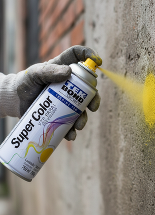 TEK BOND Super Color amarillo en uso – aerosol aplicado a mano – pintura de secado rápido – ideal para manualidades, señalización y proyectos del hogar

