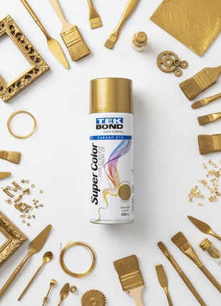TEK BOND Super Color spray dorado – aerosol metalizado decorativo – flat lay con objetos ornamentales y materiales de pintura – acabado lujoso y duradero

