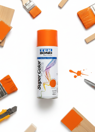TEK BOND Super Color spray naranja – aerosol decorativo – flat lay con materiales de pintura y madera – acabado uniforme de alta pigmentación

