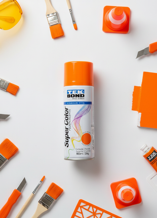 TEK BOND Super Color spray naranja fluorescente – aerosol alta visibilidad – flat lay con materiales de pintura y seguridad – color intenso y duradero

