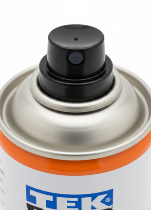 TEK BOND Super Color naranja fluorescente – detalle boquilla spray – válvula de precisión – aerosol profesional de alta pigmentación y visibilidad

