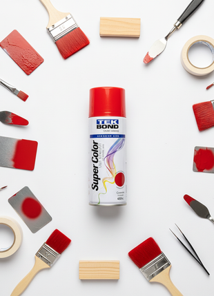 TEK BOND Super Color spray rojo – aerosol decorativo – flat lay con materiales de pintura y metal – acabado uniforme de alta pigmentación

