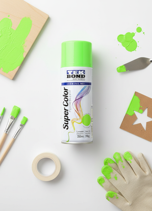 TEKBOND Super Color spray verde fluorescente – aerosol decorativo – flat lay con materiales de manualidades – pintura brillante multiusos


