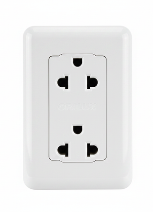 Detalle tomacorriente doble Opalux – orificios universales para clavija plana y redonda – plástico resistente de calidad

