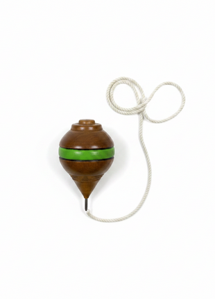 Flat lay trompo de madera pintado con cuerda de lanzamiento – juguete tradicional para juegos al aire libre

