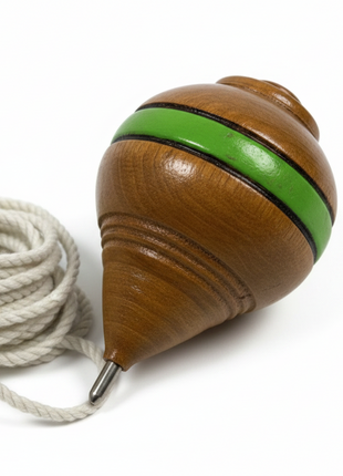 Macro punta metálica y cuerpo torneado de trompo de madera pintado – detalle calidad artesanal juguete clásico