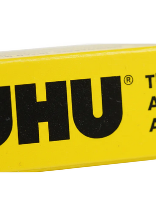 UHU All Purpose Adhesive – detalle de logo y tipografía en caja amarilla – pegamento universal de alta calidad para uso doméstico y escolar

