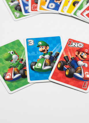 UNO Mario Kart cartas ilustración Mario Luigi Yoshi kart colores vibrantes premium