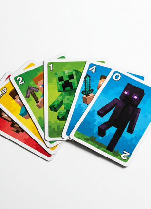 UNO Minecraft flat lay cartas pixel art Creeper Enderman Steve Alex colores vibrantes