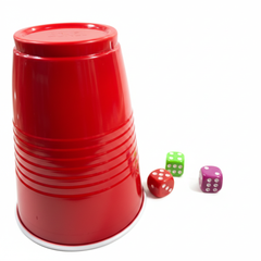 Vaso rojo con dados fondo blanco