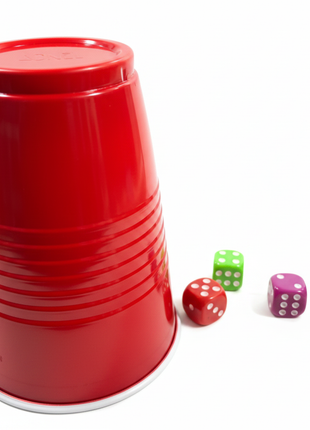 Vaso rojo con dados fondo blanco