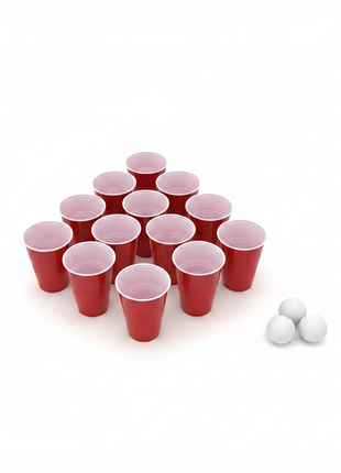 Flat lay 12 vasos rojos Beer Pong Darnel en triángulo con pelotas ping pong – set fiesta eventos sociales

