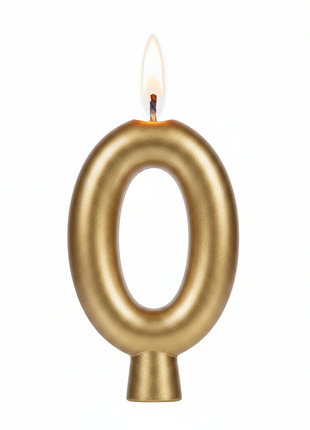 Macro vela número 0 cromada dorada encendida – acabado metálico brillante para tortas y celebraciones especiales

