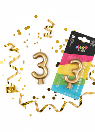 Flat lay vela número 3 dorada cromada Olego con confeti y accesorios dorados – decoración cumpleaños premium

