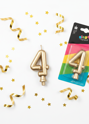 Flat lay vela número 4 dorada cromada Olego con confeti y accesorios dorados – decoración cumpleaños premium

