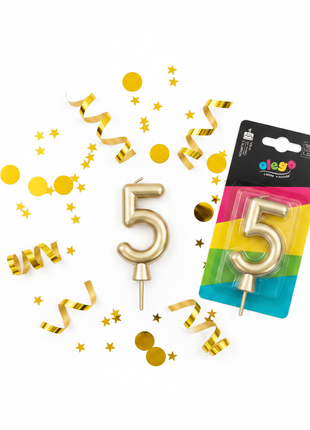 Flat lay vela número 5 dorada cromada Olego con confeti y accesorios dorados – decoración cumpleaños premium

