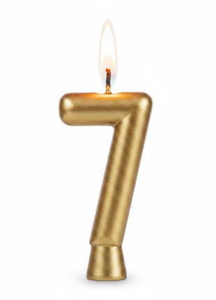 Macro vela número 7 cromada dorada Olego encendida – acabado metálico brillante para tortas y celebraciones

