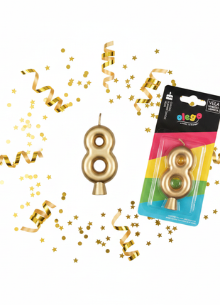 Flat lay vela número 8 dorada cromada Olego con confeti y accesorios dorados – decoración cumpleaños premium

