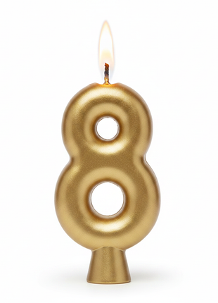 Macro vela número 8 cromada dorada Olego encendida dos círculos – acabado metálico brillante para tortas