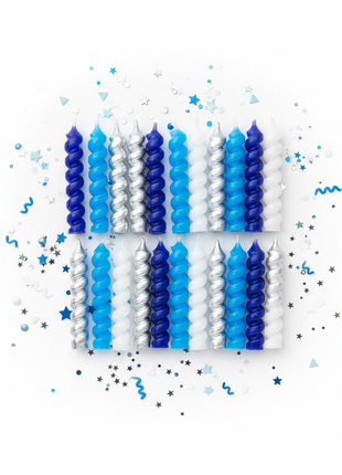 Flat lay velas pequeñas azul y plateado espiral con confeti – decoración cumpleaños bodas y bautizos


