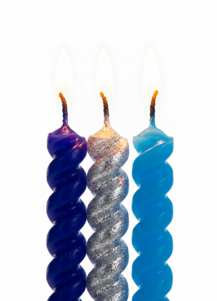 Macro velas espiral azul y plateado encendidas – detalle textura brillante para tortas y mesas dulces

