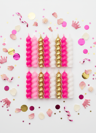 Flat lay velas pequeñas rosado y dorado espiral con confeti – decoración cumpleaños bodas y baby shower

