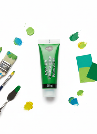 Tubo pintura acrílica verde 75ml vista cenital con pinceles y materiales de arte sobre fondo blanco

