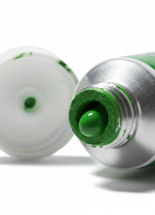 Macro detalle tapa y boquilla tubo pintura acrílica verde 75ml, iluminación dramática de estudio


