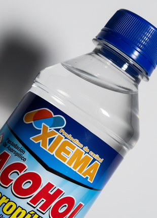 Xiema alcohol isopropílico – detalle tapa azul y etiqueta técnica – fórmula de alta pureza certificada

