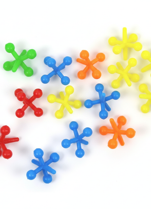 Flat lay 12 yaces plástico multicolor dispersos – set juego clásico coordinación y terapia ocupacional

