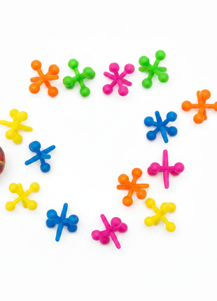 Flat lay 12 yaces plástico multicolor con pelotita de goma – set juego clásico para niños y terapia ocupacional


