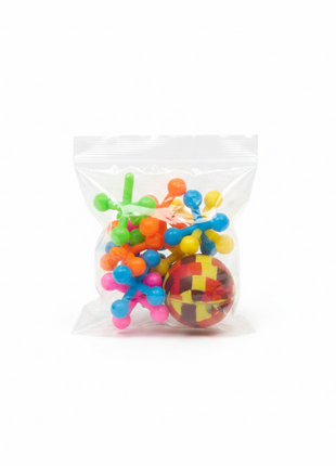 Niño jugando yaces multicolor con pelotita de goma rebotando – juego tradicional destreza y agilidad

