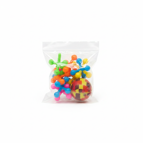 Niño jugando yaces multicolor con pelotita de goma rebotando – juego tradicional destreza y agilidad

