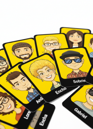 ¿Quién Soy? detalle cartas amarillas con personajes ilustrados - diseño colorido, nombres y rasgos únicos